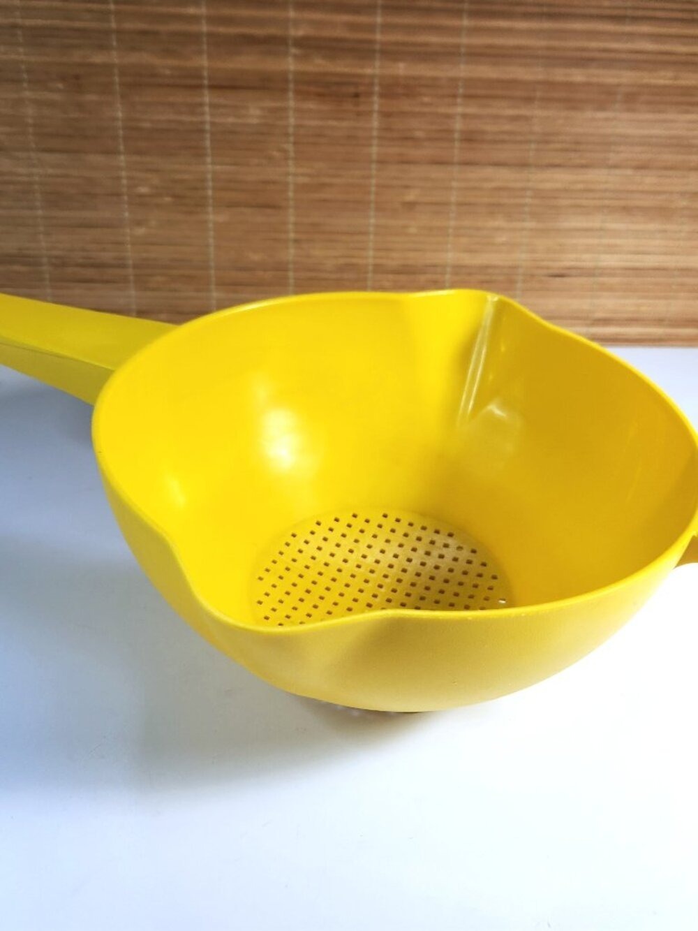 Vintage Tupperware Yellow 2 Qt Large Colander Strainer Double Spout Handle 1523